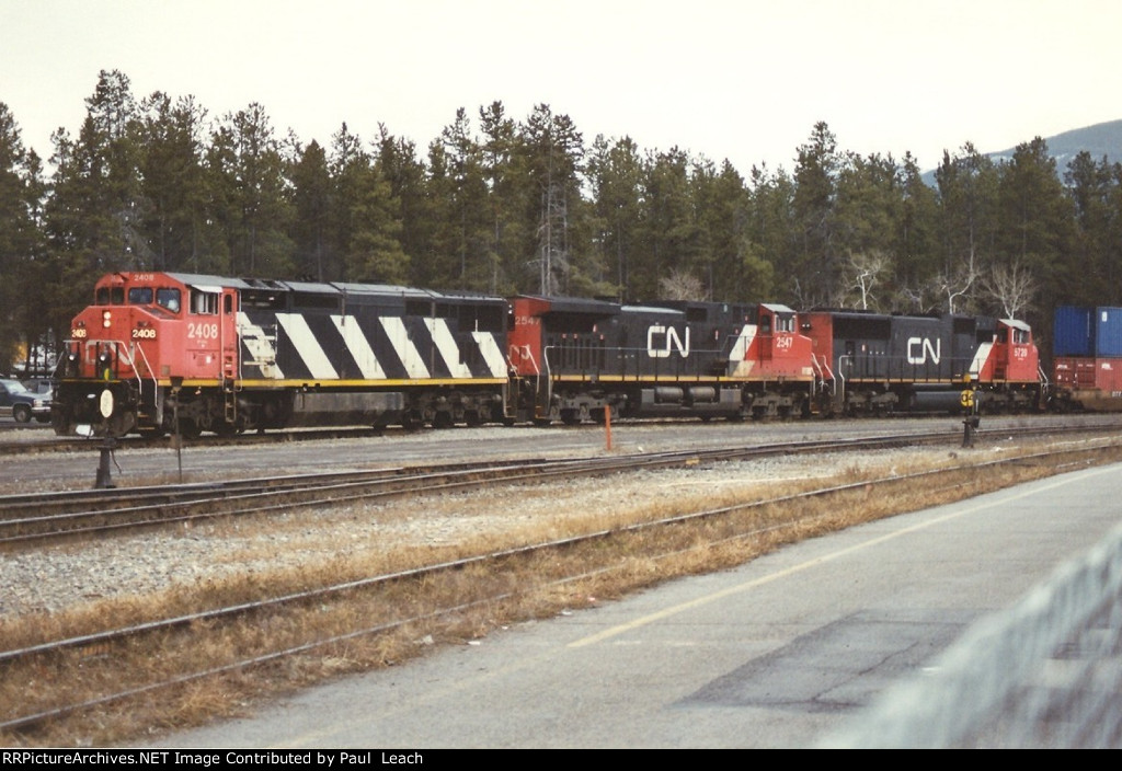 Westbound stack train eases into the yard